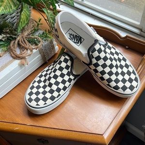 Women’s 8 men 6 CHECKERED VANS! Never worn comes with no box or tag.